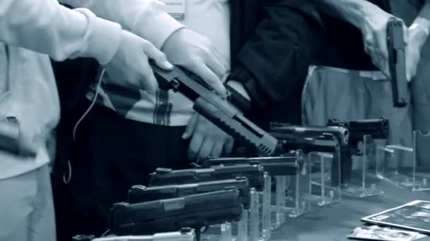 Muchas pistolas en la mesa y las manos — Vídeo de stock