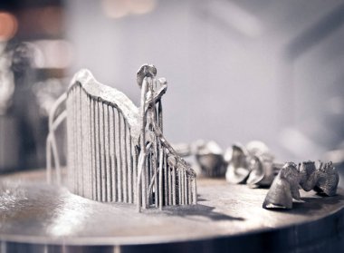 Metal 3D yazıcıya yakın plan basılmış. Nesne lazer sindirim makinesine basılmış. Metal tozundan modern 3D yazıcı baskısı. Kavramsal katkı maddesi DMLS, SLM, SLS