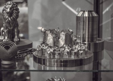 Metal 3d yazıcıya yakın çekimde yazdırılan nesne