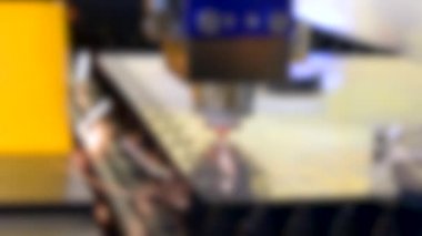 Metal kesim için fiber lazer makineleri. Lazer ışını kesiyor.