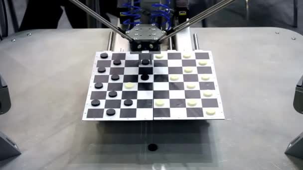 Robot jogar damas close-up. Tecnologias modernas. — Vídeo de Stock