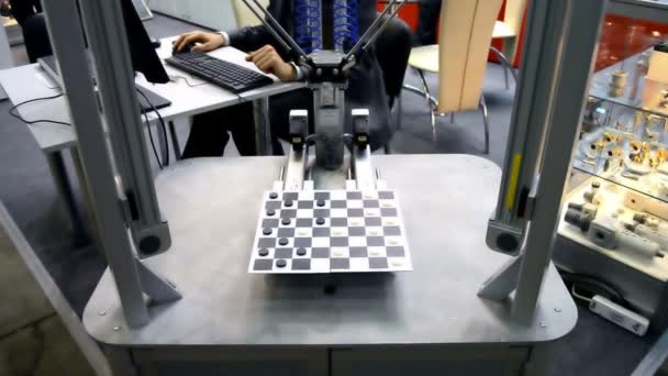 Robot jogar damas close-up. Tecnologias modernas. — Vídeo de Stock