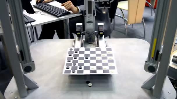 Robot giocare a dama primo piano. Tecnologie moderne. — Video Stock