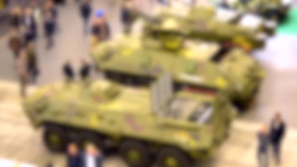 Rozmazané pozadí. Vojenské tanky a obrněná vozidla pohled shora — Stock video