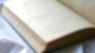 Çarşafları ters çevirin. Düz bir yüzeye yakın duran eski bir antika kitap.