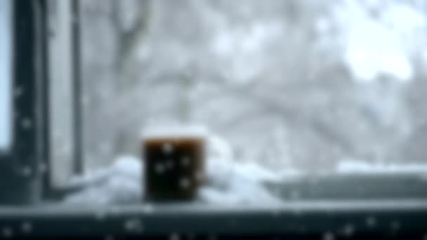 Taza de café caliente se encuentra en el alféizar de la ventana en el día nublado invierno. — Vídeos de Stock