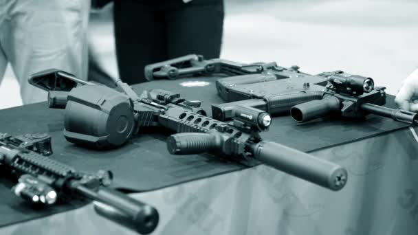 Számos nagy kaliberű fegyver van az asztalon. — Stock videók