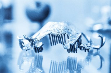 Metal 3d yazıcıya yakın çekimde yazdırılan nesne.