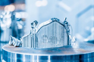 Metal 3d yazıcıya yakın çekimde yazdırılan nesne