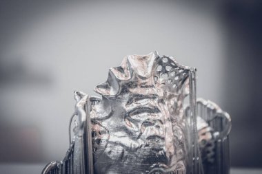 Lazer sindirim makinesine basılmış diş kaplamaları.