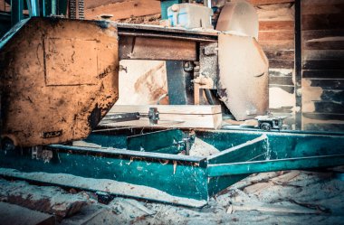 Bıçkıhane. bıçkıhane makinesindeki makine kayıtları ağaç gövdesini testereyle keser