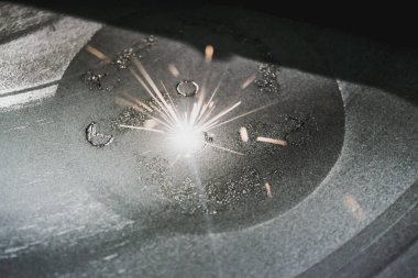 Metal için lazer sinterlama makinesi. Metal yazdıran 3B yazıcı.