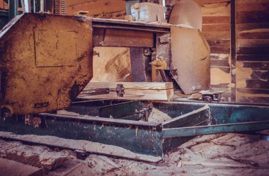 Bıçkıhane. bıçkıhane makinesindeki makine kayıtları ağaç gövdesini testereyle keser