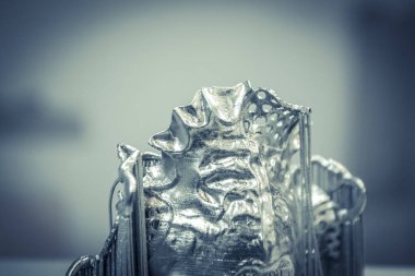 Lazer sindirim makinesine basılmış diş kaplamaları.