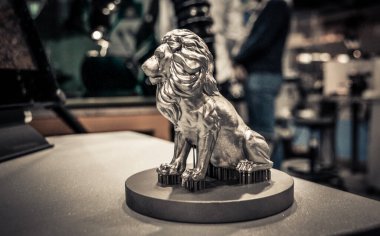 Metal 3d yazıcıya yakın çekimde yazdırılan nesne