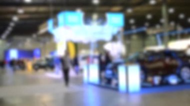 Arka plan bulanık. Zaman ayarlı. İçeride elektrikli arabalı bir sürü insan var..