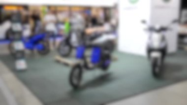 Arka plan bulanık. Elektrikli araba, otomotiv..