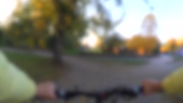Blurred background. Person riding a cycle on wide dirt road — Stock Video