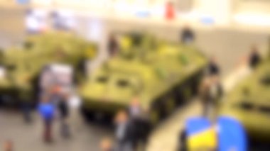 Arka plan bulanık. Askeri tanklar ve zırhlı araçlar.