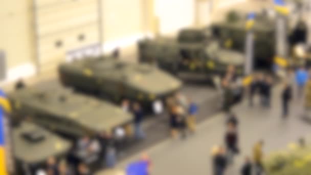배경 이 흐릿하다. 군사용 탱크와 장갑차가 맨 위에서 바라본 모습 — 비디오