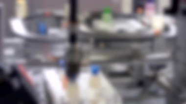 Arka plan bulanık. Endüstriyel bir fabrikada robot..