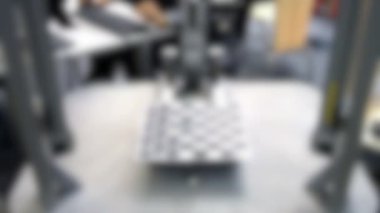 Arka plan bulanık. Robot dama oynar. Yakın plan..