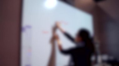 Arka plan bulanık. Katı bir yüzeye parmak ya da nesne çizmek
