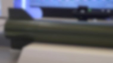 Arka plan bulanık. Büyük roket yakın çekim. Yüksek doğruluk oranı