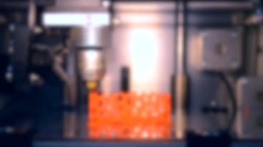 Arka plan bulanık. Otomatik 3D yazıcı plastik modelleme gerçekleştiriyor