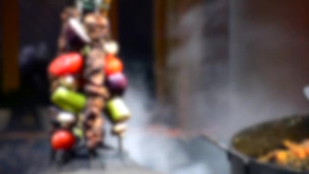 Fundo desfocado. Decoração de kebab shish em espetos e fatiado — Vídeo de Stock