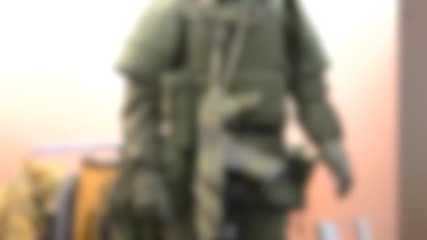 배경 이 흐릿하다. 마네 킨은 다양 한 방탄복을 입었다 — 비디오