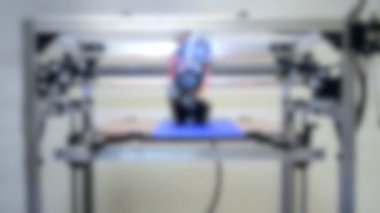 Arka plan bulanık. 3d yazıcı tarafından basılan siyah nesneler.