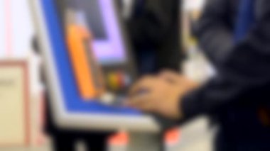 Arka plan bulanık. Kontrol panelinin arkasında çalışan kişi