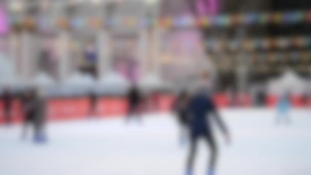 许多人白天在户外溜冰场 — 图库视频影像
