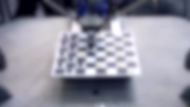 Unscharfer Hintergrund. Roboter spielen Checker aus nächster Nähe. — Stockvideo