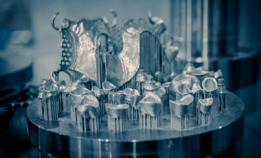 Metal 3d yazıcıya yakın çekimde yazdırılan nesne