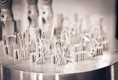 Metal 3d yazıcıya yakın çekimde yazdırılan nesne