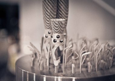 Metal 3d yazıcıya yakın çekimde yazdırılan nesne.