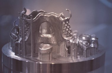 Metal 3d yazıcıya yakın çekimde yazdırılan nesne