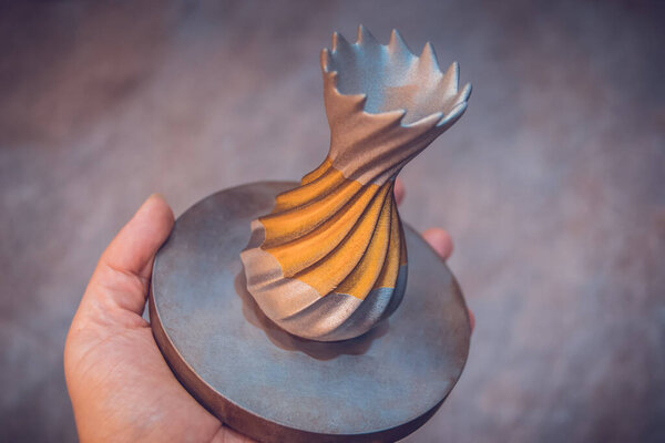 Объект, отпечатанный из металлического порошка на 3D принтере.