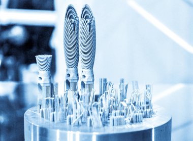 Metal 3D yazıcıya yakın plan basılmış. Nesne lazer sindirim makinesine basılmış. Metal tozundan modern 3D yazıcı baskısı. Kavramsal katkı maddesi DMLS, SLM, SLS 3D yazdırma teknolojisi