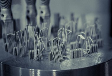 Metal 3D yazıcıya yakın plan basılmış. Nesne lazer sindirim makinesine basılmış. Metal tozundan modern 3D yazıcı baskısı. Kavramsal katkı maddesi DMLS, SLM, SLS