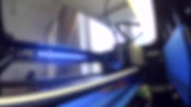 Arka plan bulanık. İçeriden 3d yazıcı görüntüsü yazdırılıyor