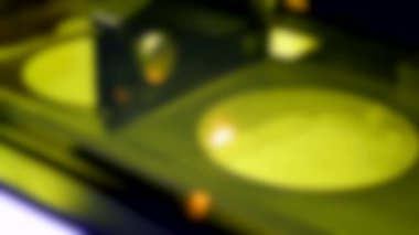 Arka plan bulanık. Metal lazer sinterleme makinesinin parçalama işlemi