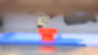 Arka plan bulanık. Zaman ayarlı ya da hızlı video yazdırma 3d yazıcısı.