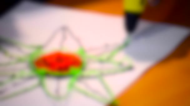 Zamazane tło. Mężczyzna maluje kwiat 3d-pen zbliżenie — Wideo stockowe