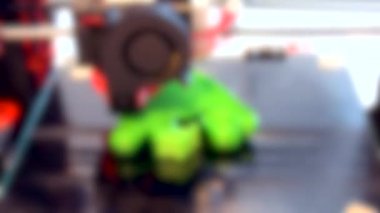 Arka plan bulanık. Siyah cam yüzeyine 3D yazıcı yazdırılıyor