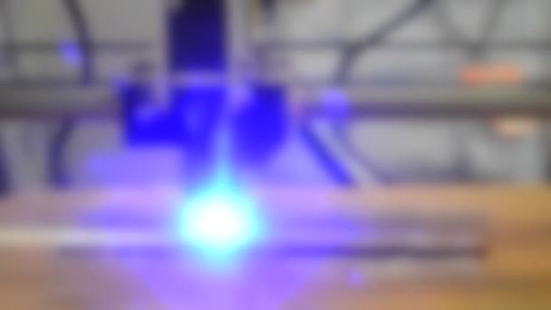 Wazige achtergrond. 3D printer laser straal verbrandt het patroon — Stockvideo