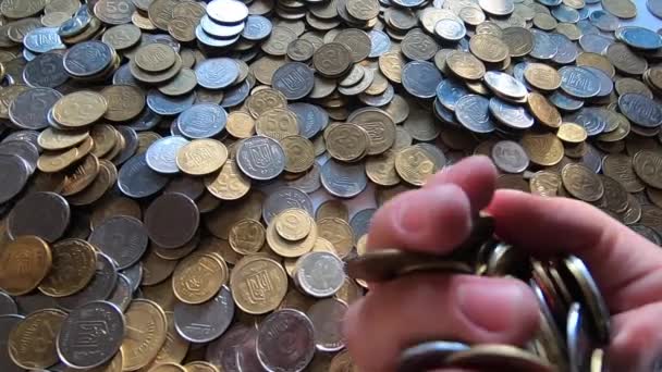 Monedas blancas y amarillas caen a la superficie de las monedas de primer plano. — Vídeos de Stock