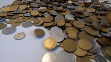Beyaz ve sarı madeni paralar yakın plan paraların yüzeyine düşer..